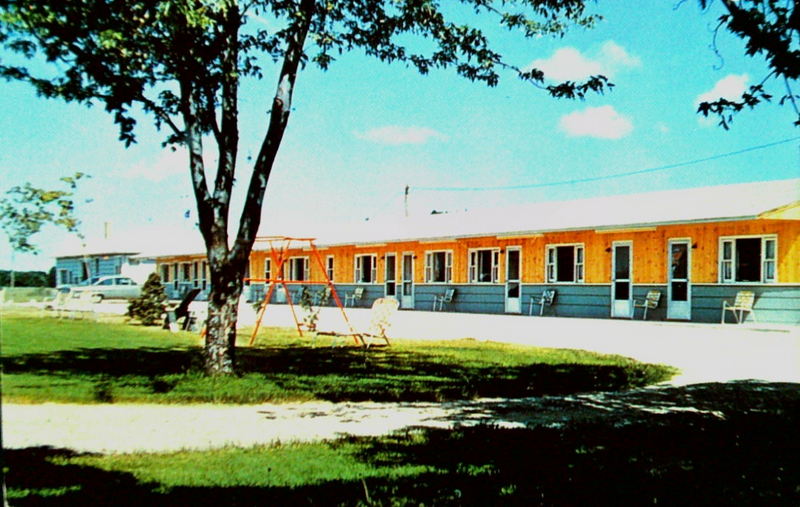 Roberts Motel (Roberts Ultra Modern Cabins) - Old Postcard